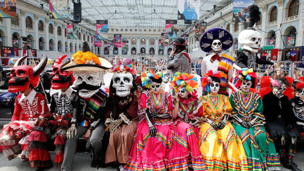 Grandes desfiles abrem passagem  celebrao do Dia dos Mortos no Mxico 23