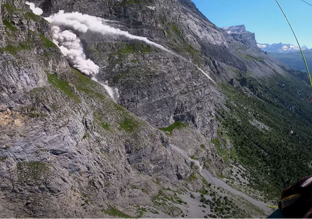 Parapentista registrou a queda de rochas em um penhasco na França
