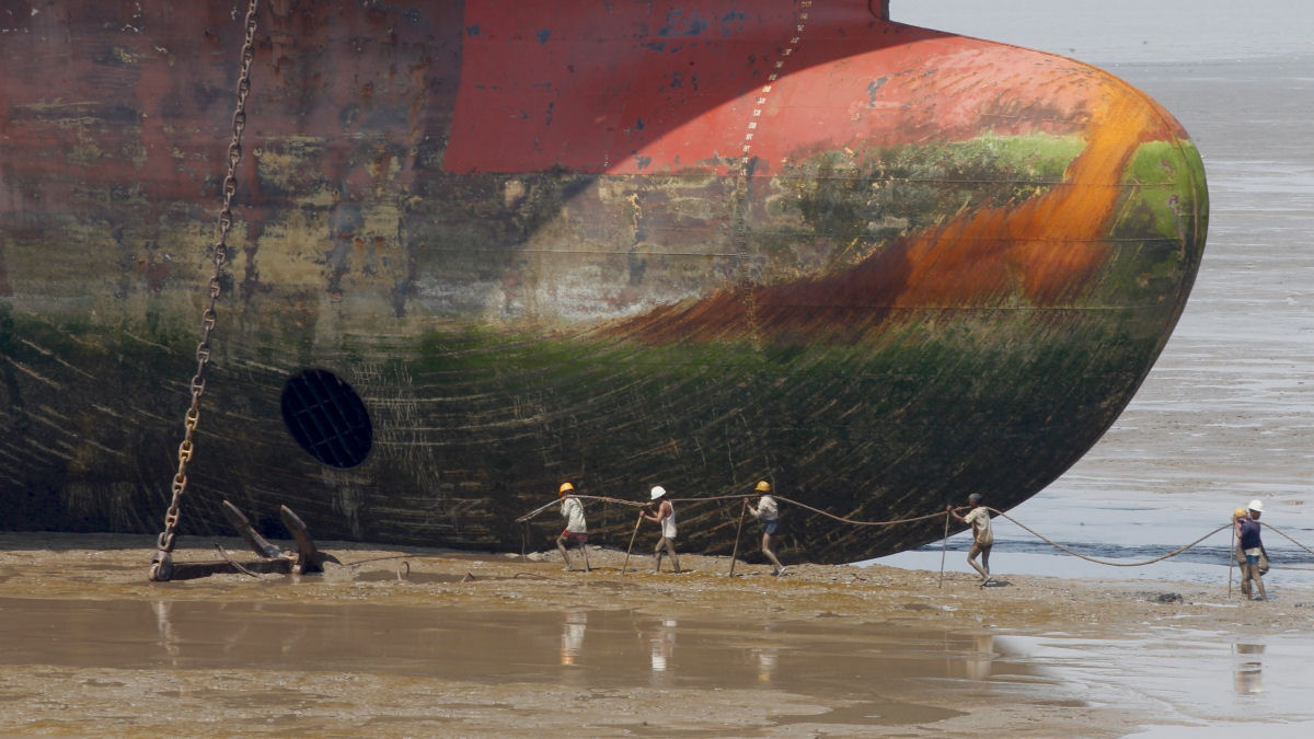 O desmantelamento de navios em Bangladesh  um dos trabalhos mais perigosos do mundo