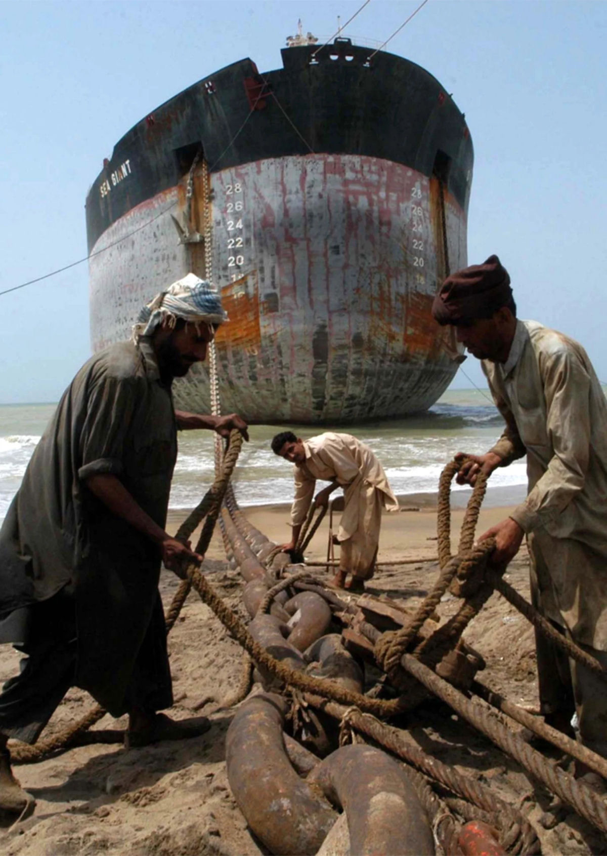 O desmantelamento de navios em Bangladesh  um dos trabalhos mais perigosos do mundo