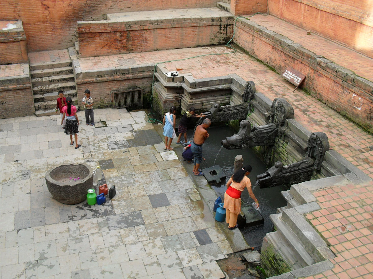 Dhunge dhara: as fontes de gua potvel de 1.600 anos do Nepal