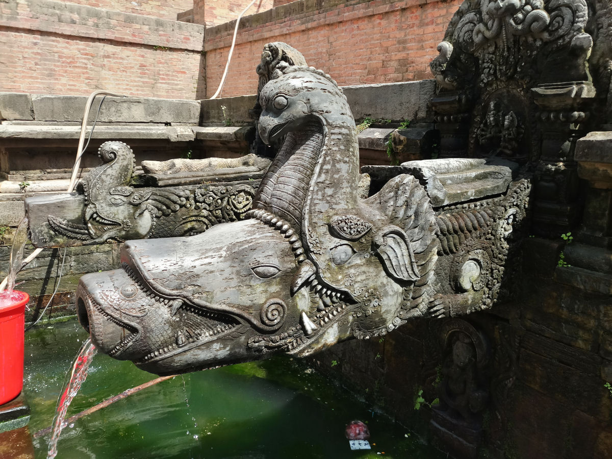 Dhunge dhara: as fontes de gua potvel de 1.600 anos do Nepal