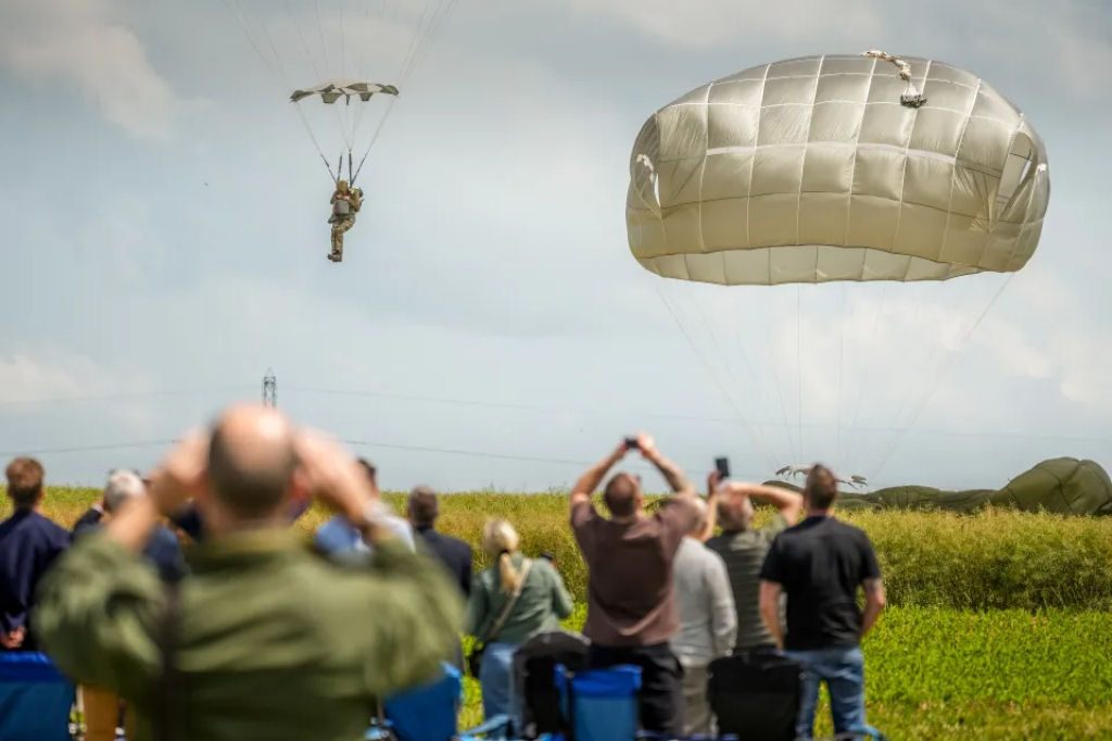 Paraquedistas britnicos comemorando o Dia D so recebidos pela alfndega francesa