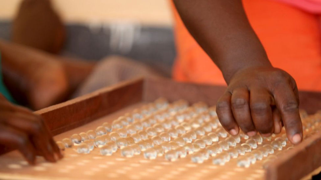 Na Gâmbia, a votação é realizada com bolinhas de gude