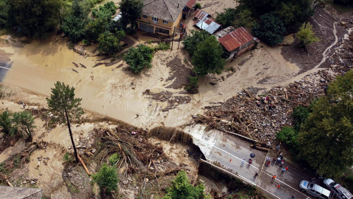 Fortes chuvas provocam grandes inundações e deslizamentos de terra na Turquia