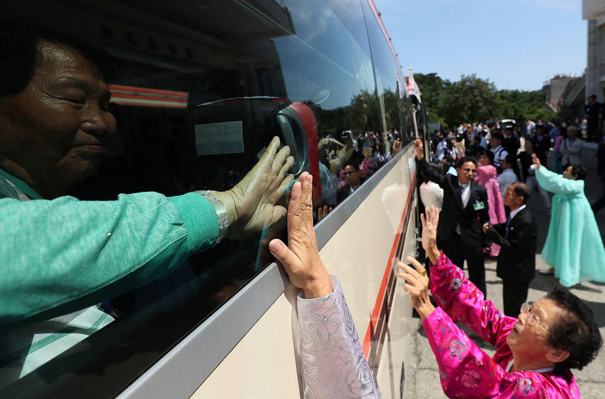 Emocionante reencontro: Famlias coreanas separadas se renem na fronteira entre ambos os pases 11