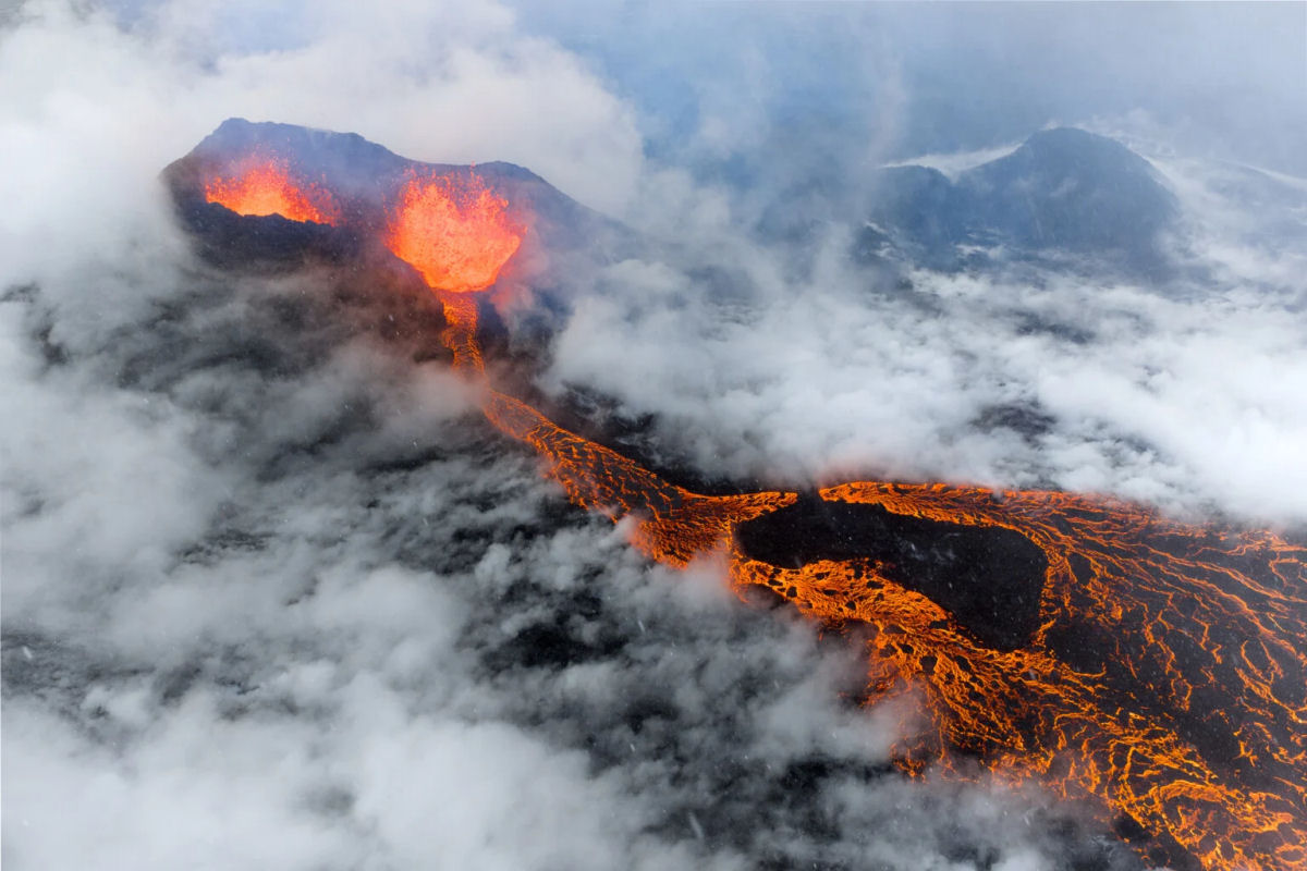 Fotógrafo captura imagens incríveis de erupção vulcânica durante uma tempestade