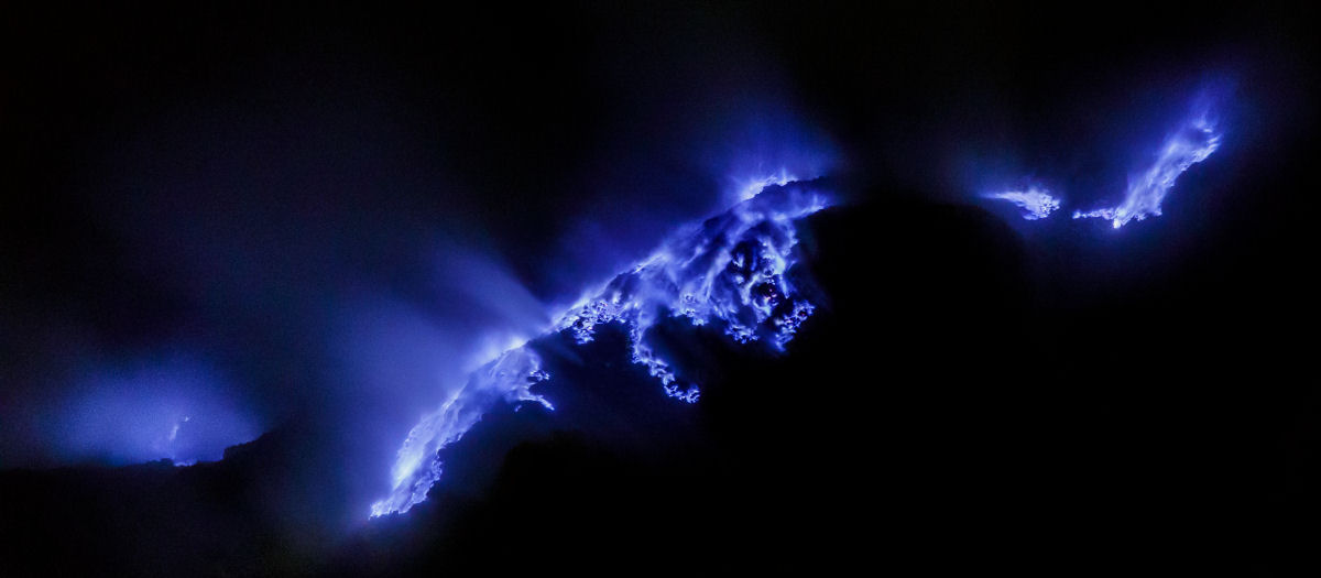 As extraordinárias erupções azuis de um vulcão indonésio