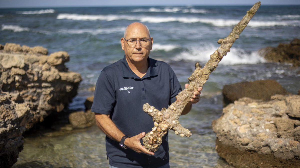 Mergulhador israelense descobre uma espada que remonta à época das cruzadas