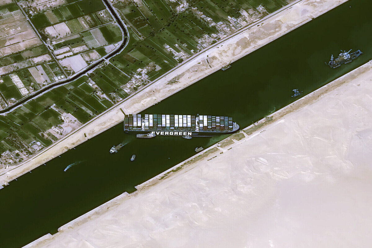 A confusão causada pelo navio encalhado no Canal de Suez em 8 imagens
