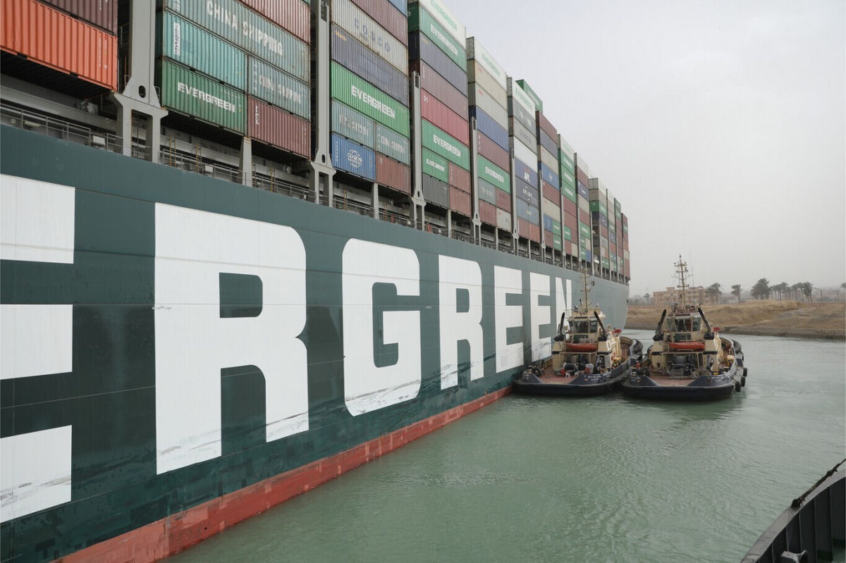 A confusão causada pelo navio encalhado no Canal de Suez em 8 imagens