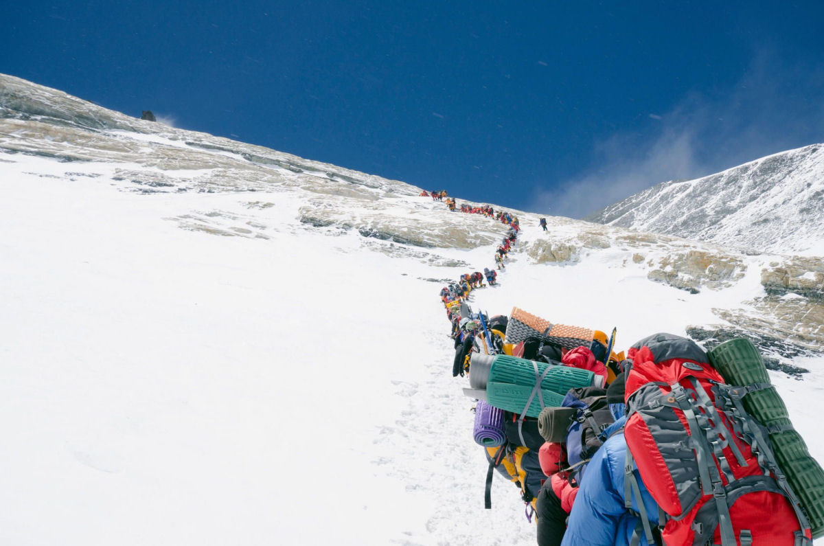 O Nepal concedeu um nmero recorde de licenas para escalar o Everest, pese as filas na chamada 'zona da morte'