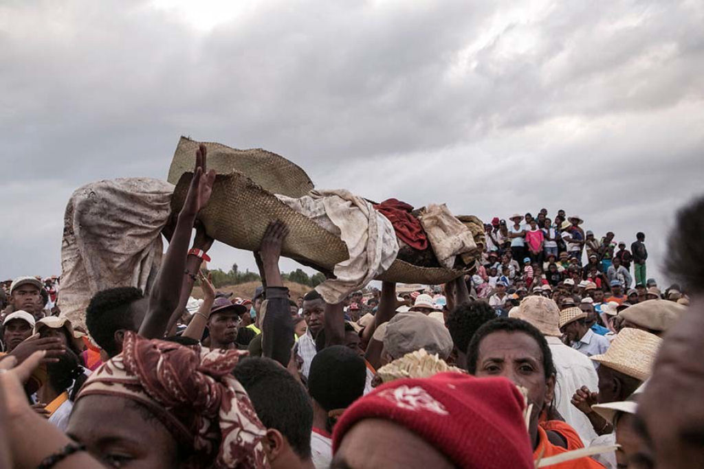 Governo de Madagascar proíbe dança com mortos por um surto de peste