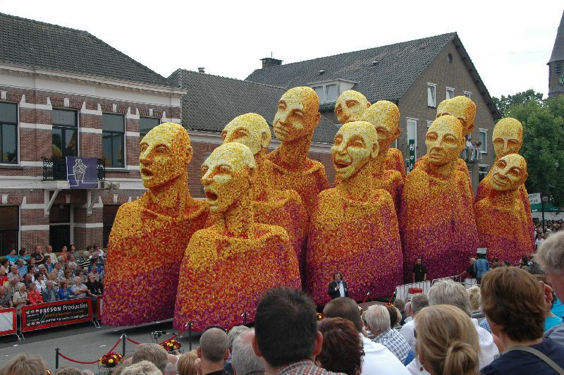 Os alucinantes carros alegricos feitos com flores do festival Corso na Holanda 02