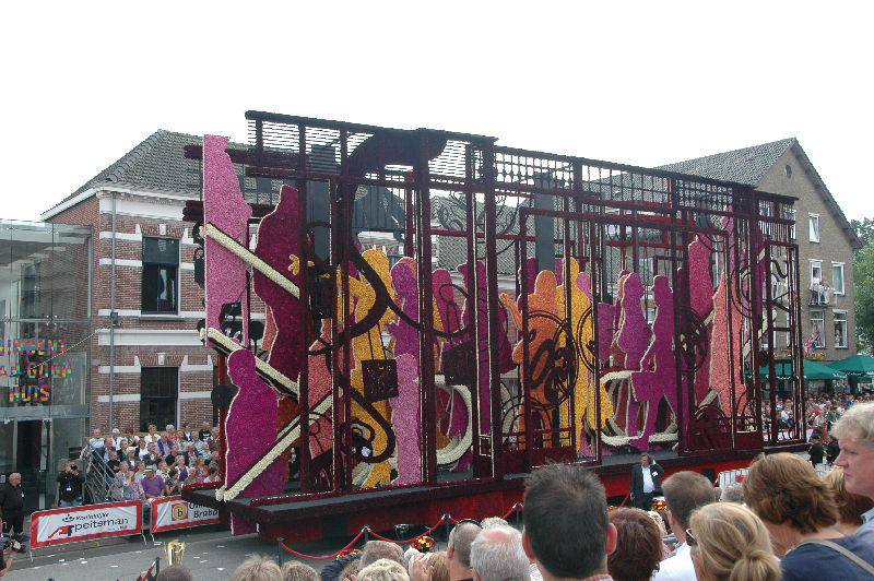 Os alucinantes carros alegricos feitos com flores do festival Corso na Holanda 03