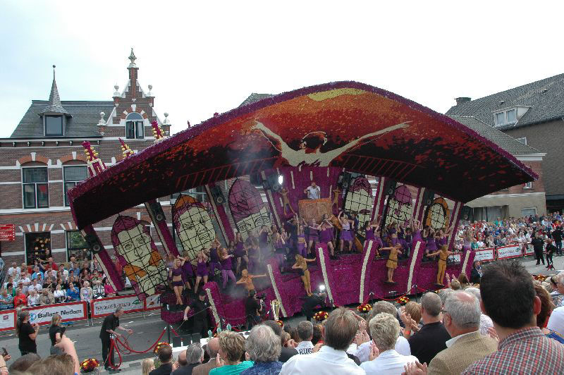 Os alucinantes carros alegricos feitos com flores do festival Corso na Holanda 04