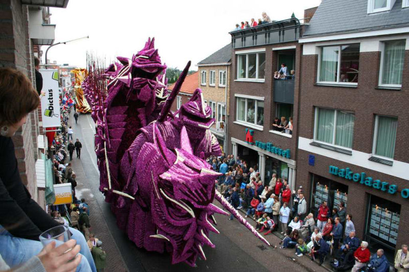 Os alucinantes carros alegricos feitos com flores do festival Corso na Holanda 05