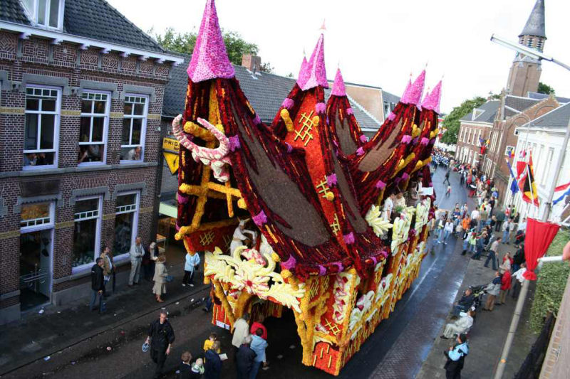 Os alucinantes carros alegricos feitos com flores do festival Corso na Holanda 10