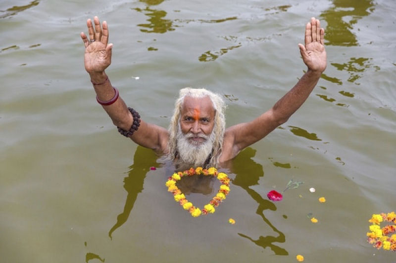 Estranha demonstrao de fora espiritual em festival indiano: homem arrasta uma caminhonete com o pnis 01