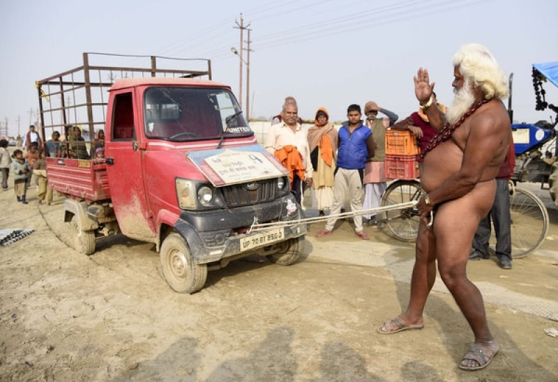 Estranha demonstrao de fora espiritual em festival indiano: homem arrasta uma caminhonete com o pnis 04