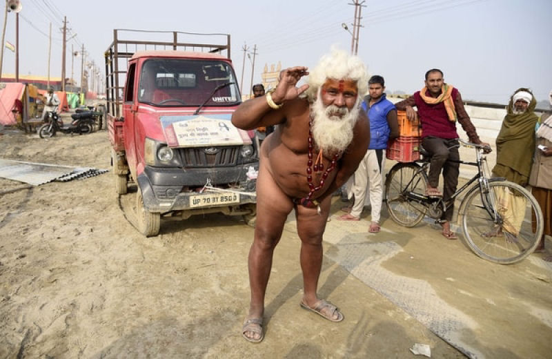 Estranha demonstrao de fora espiritual em festival indiano: homem arrasta uma caminhonete com o pnis 05