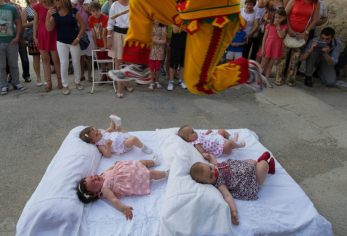 Festival espanhol do pulo sobre bebs 07