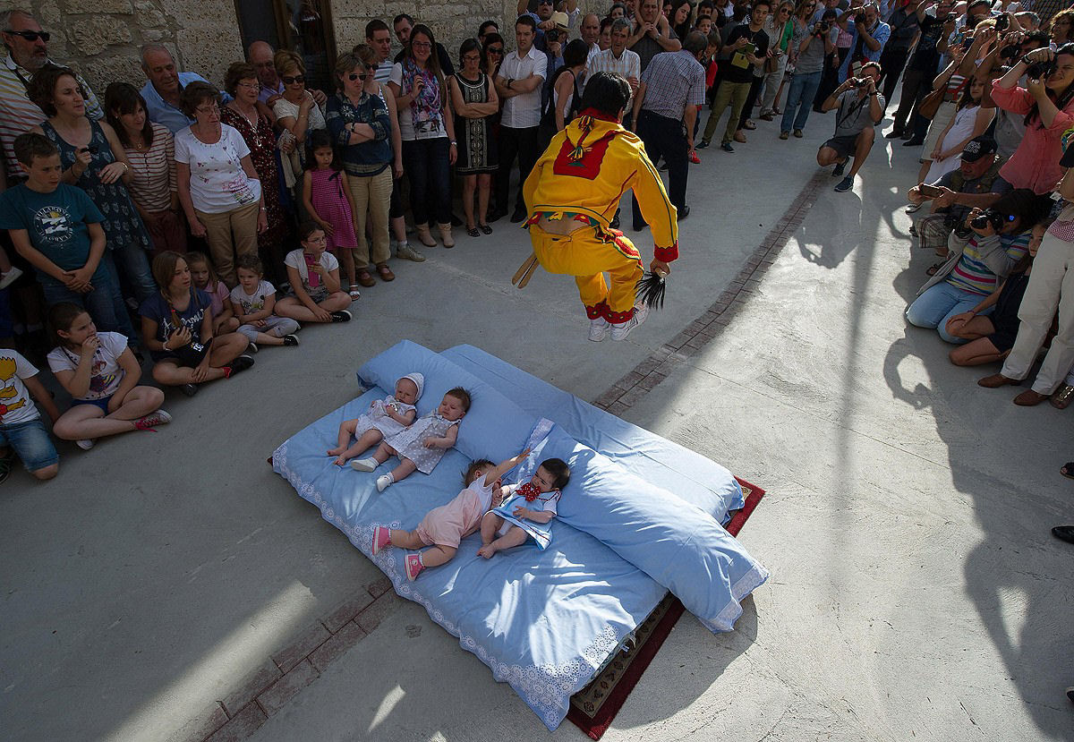Festival espanhol do pulo sobre bebs 08