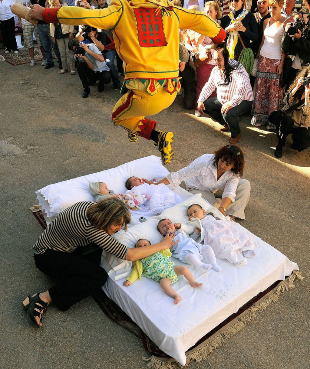 Festival espanhol do pulo sobre bebs 10
