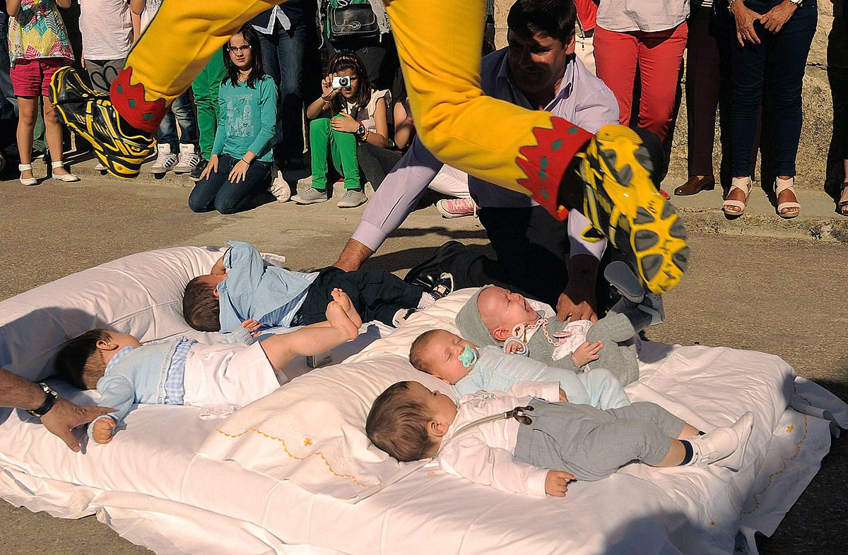 Festival espanhol do pulo sobre bebs 11