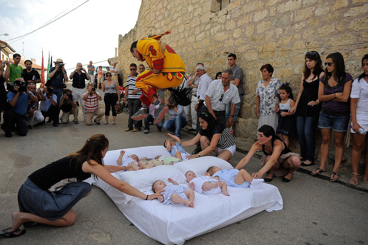 Festival espanhol do pulo sobre bebs 13
