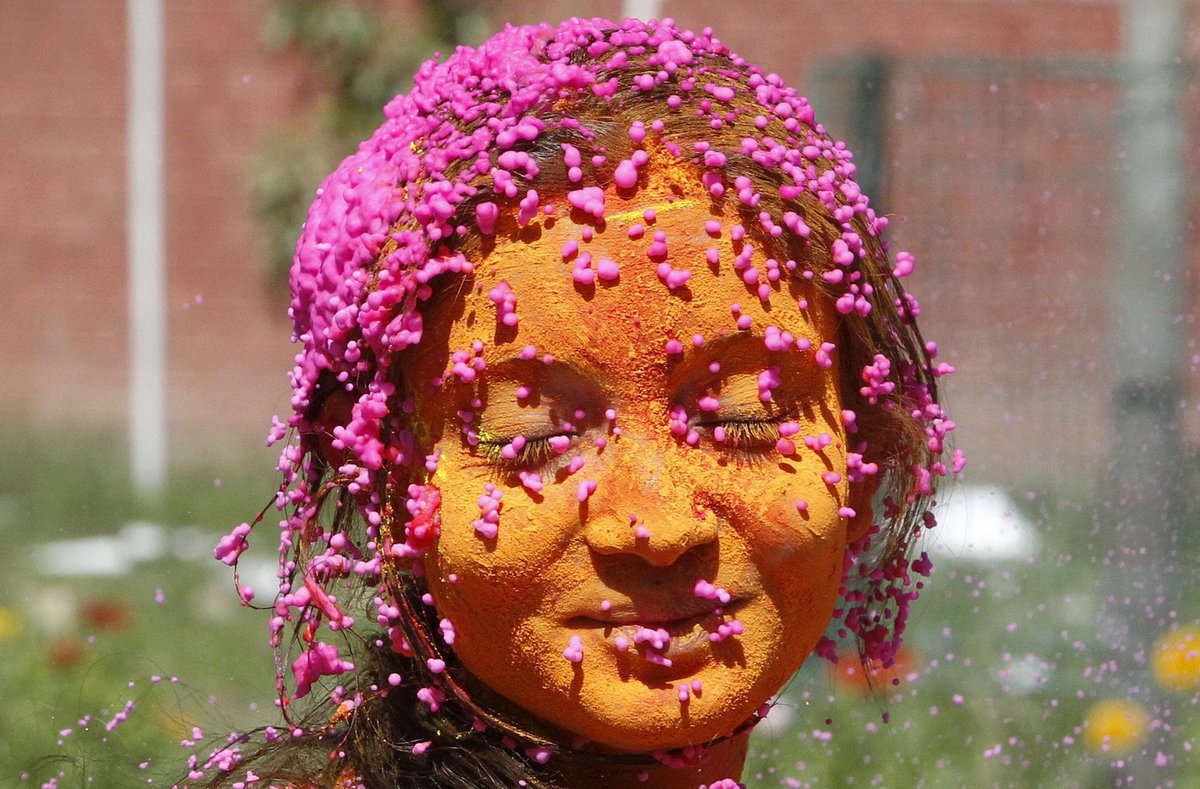 A Índia colorida celebra o festival de Holi 14