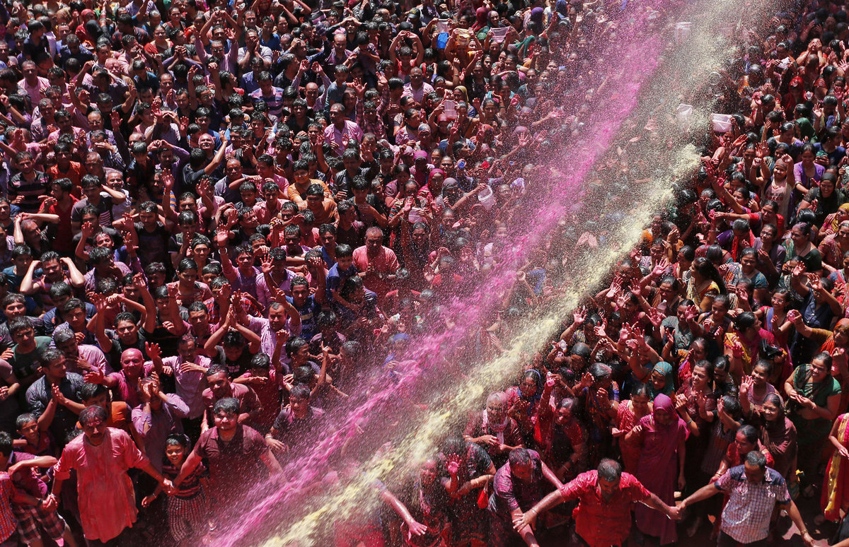 A Índia colorida celebra o festival de Holi 17