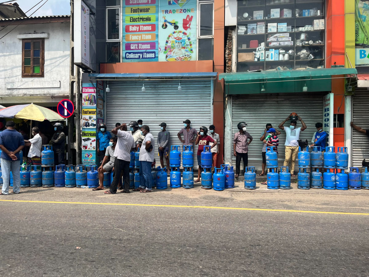 Pessoas fazem fila de 'mais de 10 horas' por combustível no Sri Lanka atingido pela crise