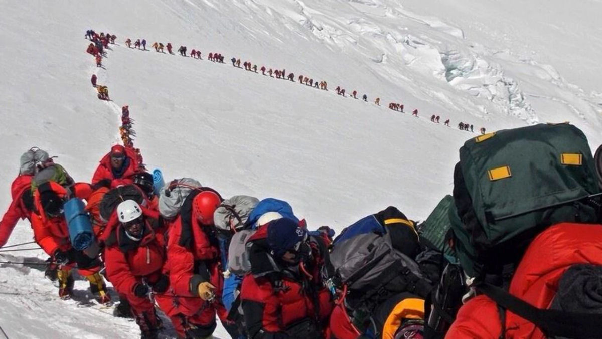Como é esperar nas longas filas para chegar ao cume do Monte Everest