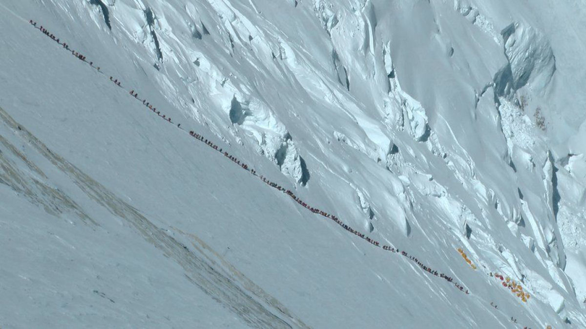 Como é esperar nas longas filas para chegar ao cume do Monte Everest