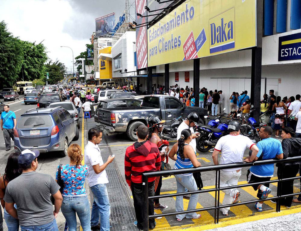 Governo Maduro expropria lojas na Venezuela e vende produtos quase de graa 01
