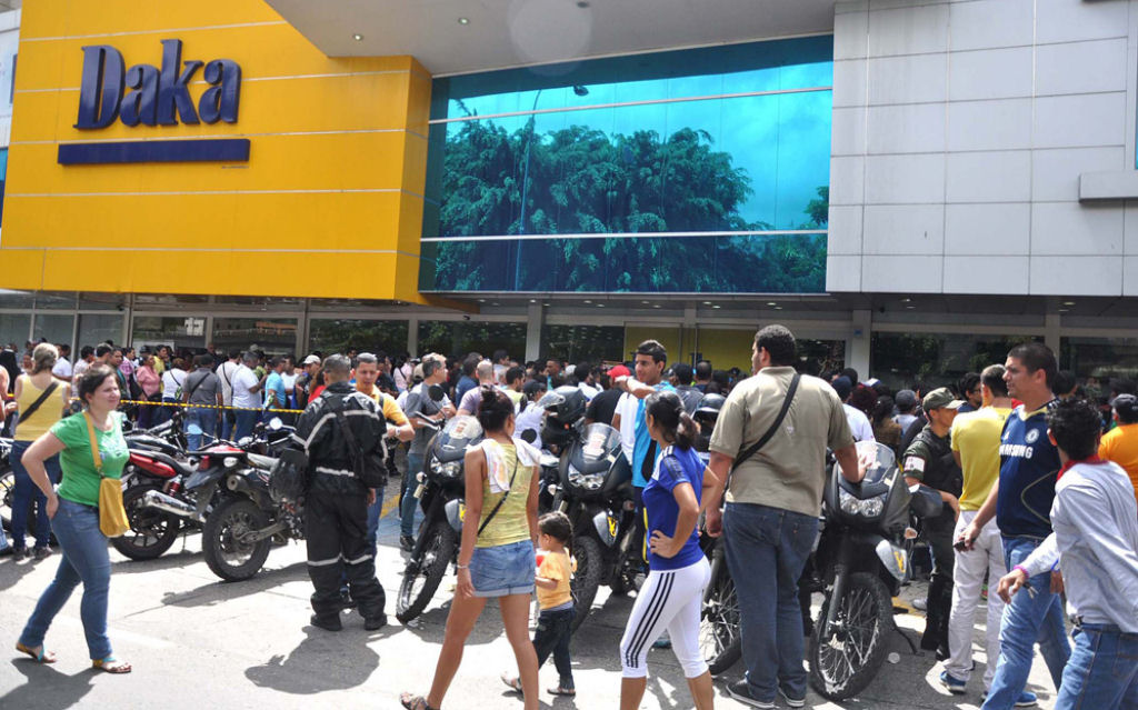 Governo Maduro expropria lojas na Venezuela e vende produtos quase de graa 03