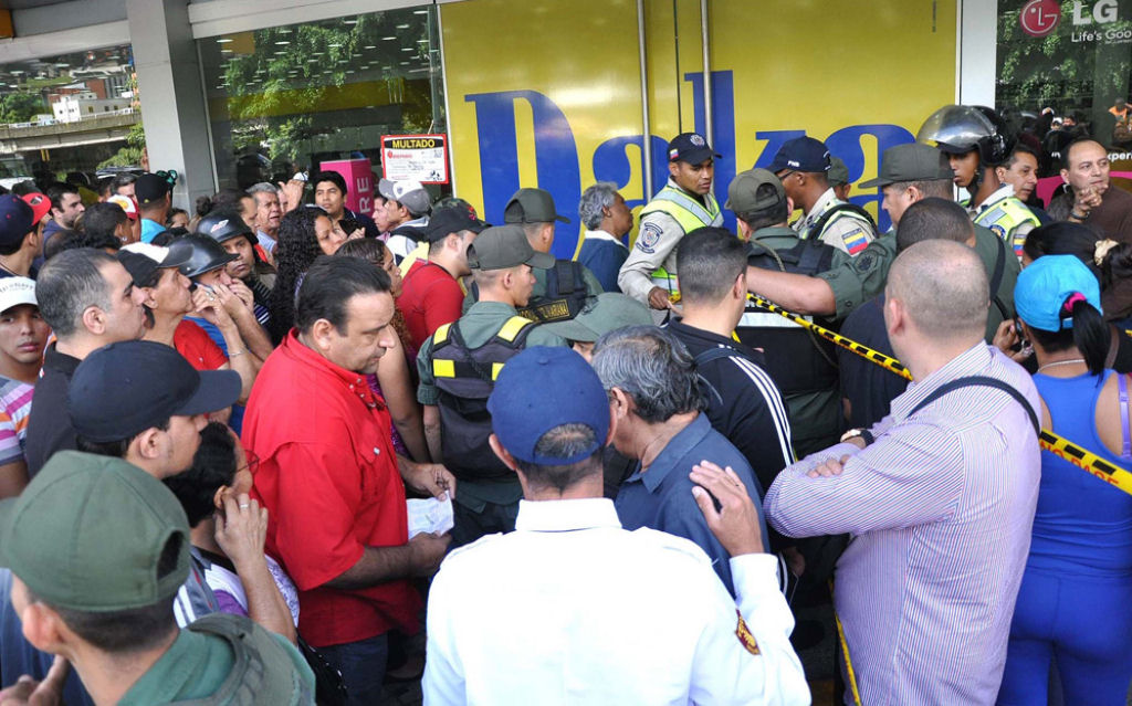 Governo Maduro expropria lojas na Venezuela e vende produtos quase de graa 06