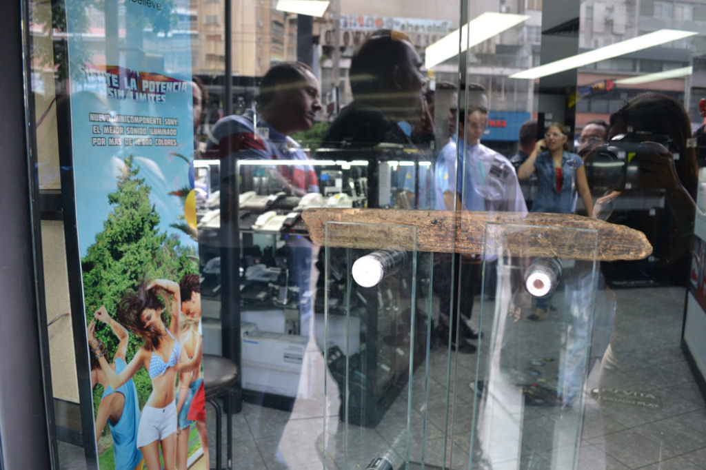 Governo Maduro expropria lojas na Venezuela e vende produtos quase de graa 07