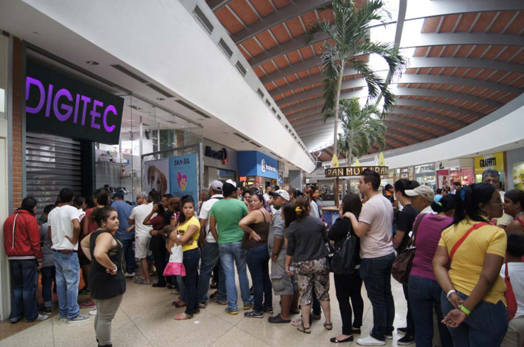 Governo Maduro expropria lojas na Venezuela e vende produtos quase de graa 09