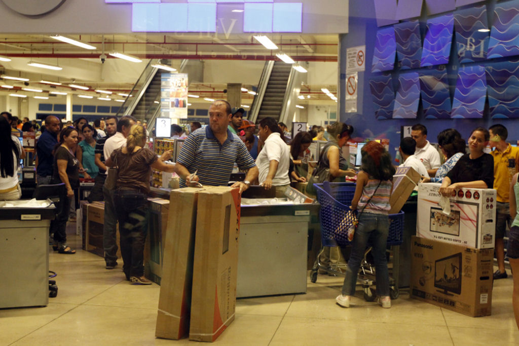 Governo Maduro expropria lojas na Venezuela e vende produtos quase de graa 15