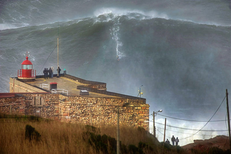 Garrett McNamara desce outra onda gigante em Nazar Portugal