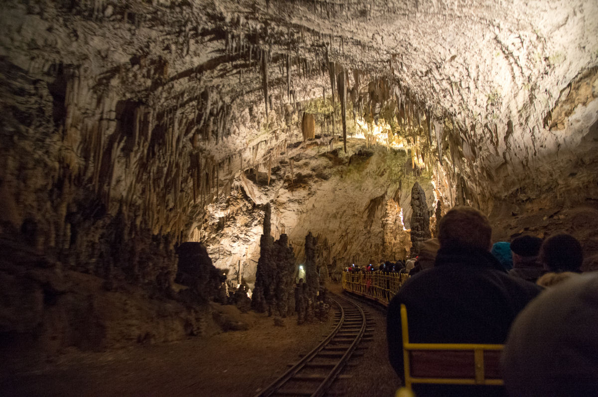 As impressionantes grutas de Postojna, onde viviam crias de dragão