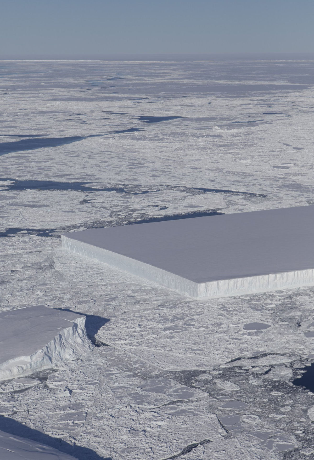 NASA publica mais fotos do estranho iceberg retangular
