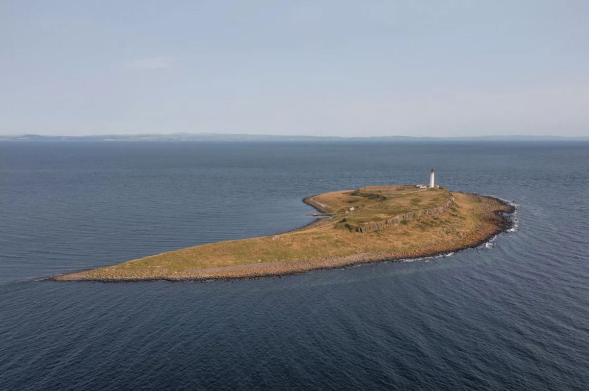 Se você tiver 2,2 milhões sobrando poderia comprar uma pequena ilha escocesa e um farol