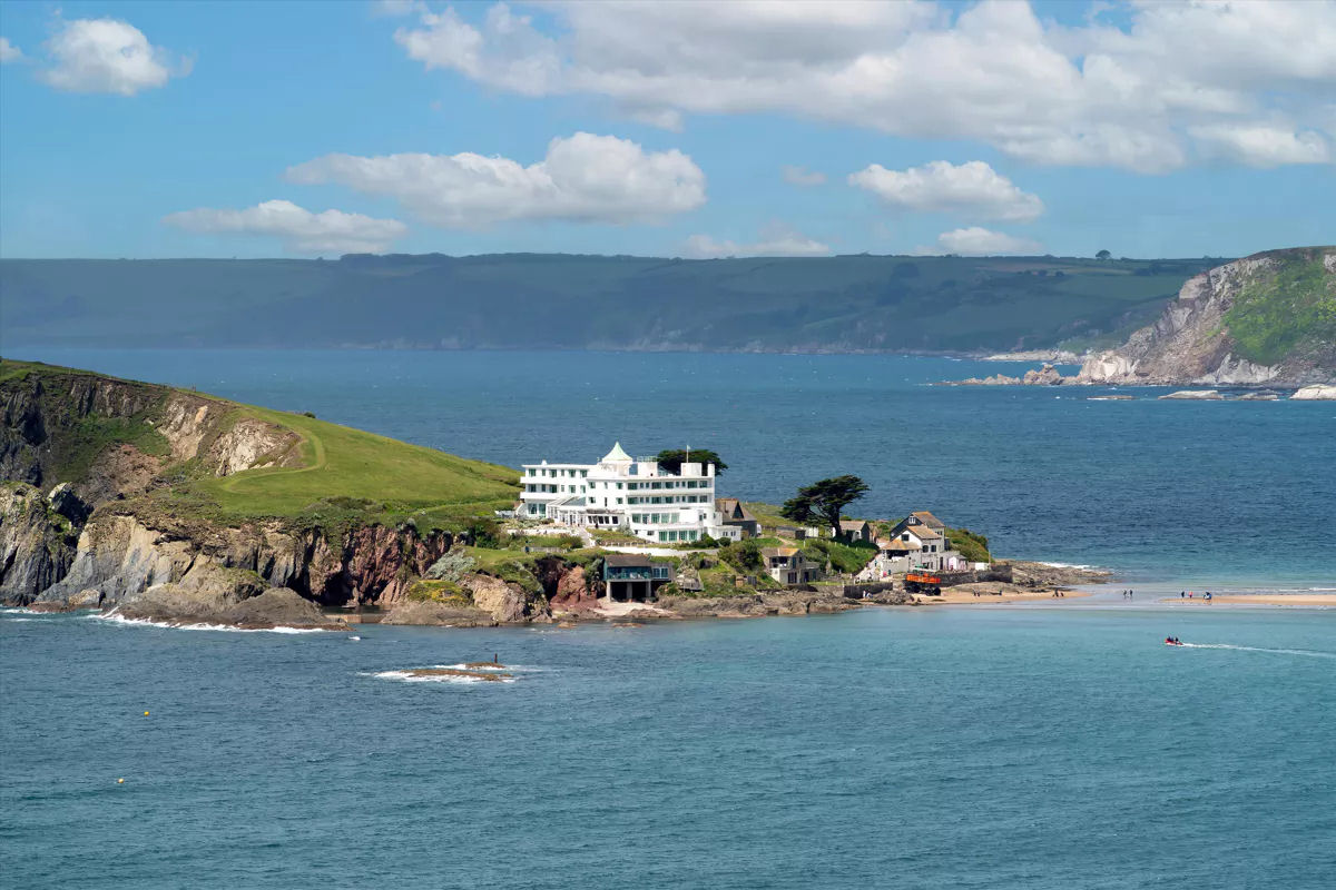 Ilha inglesa que inspirou Agatha Christie est  venda, junto com seu luxuoso hotel Art Dco