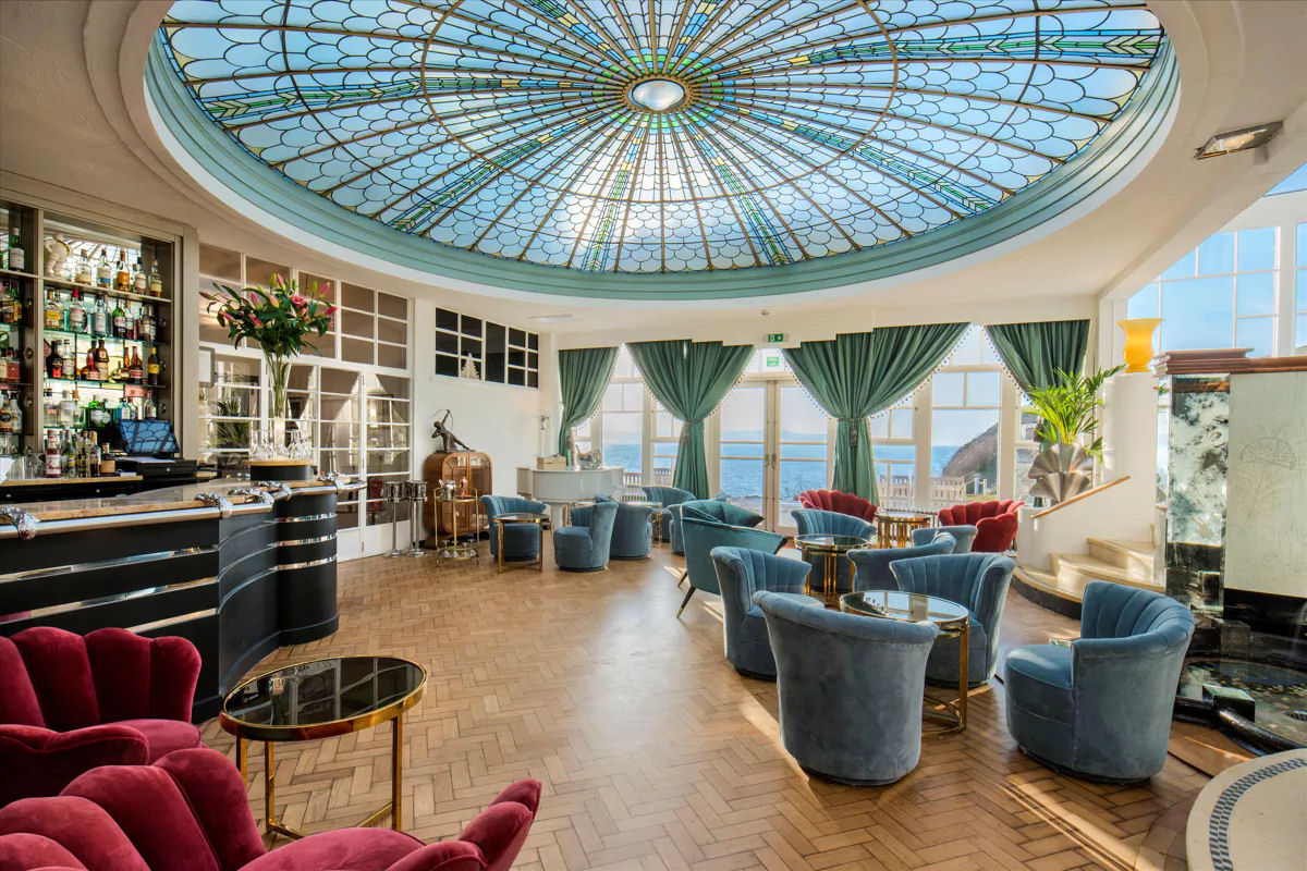 Ilha inglesa que inspirou Agatha Christie est  venda, junto com seu luxuoso hotel Art Dco