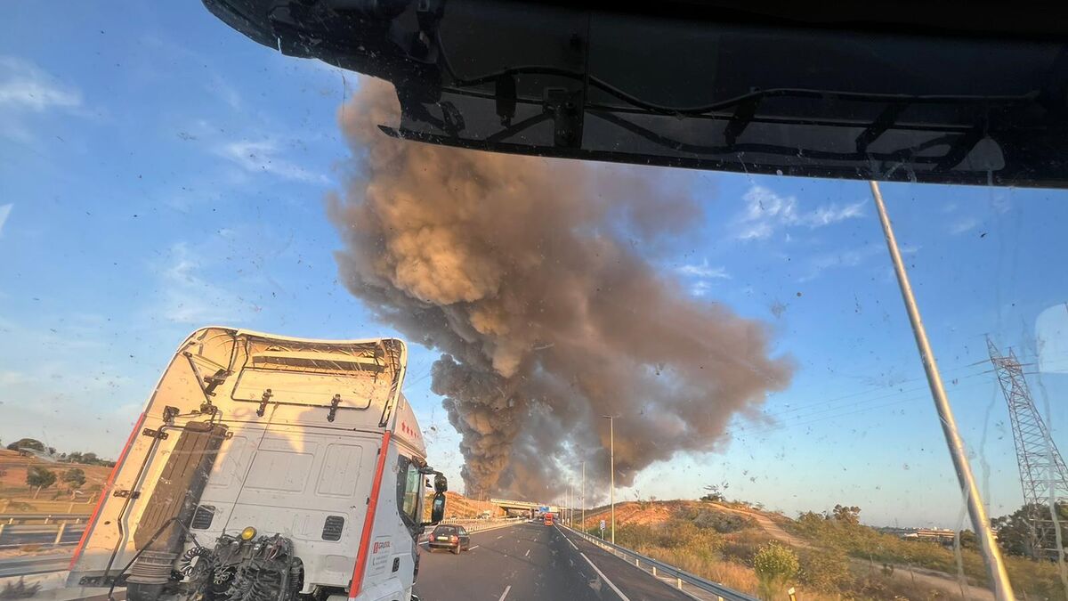 Vazamento de óleo causa incêndio impressionante em fábrica de alumínio na Espanha