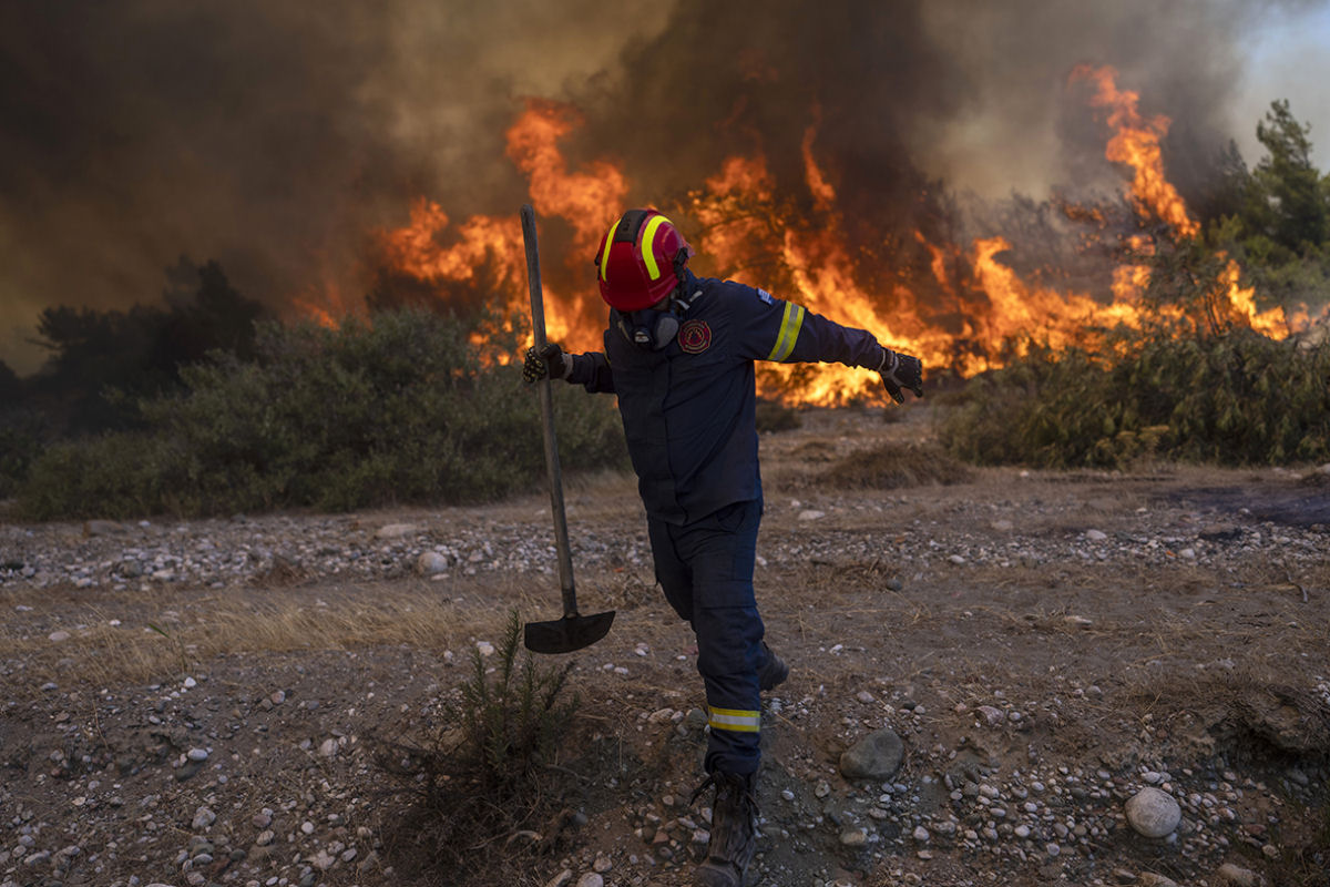 Avião de combate a incêndios cai na Grécia, iniciando um novo incêndio e matando dois pilotos