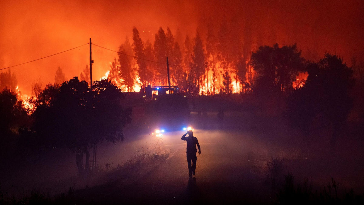 'Dar a volta não é opção': a fuga agoniante entre chamas de bombeiros de um incêndio na Califórnia